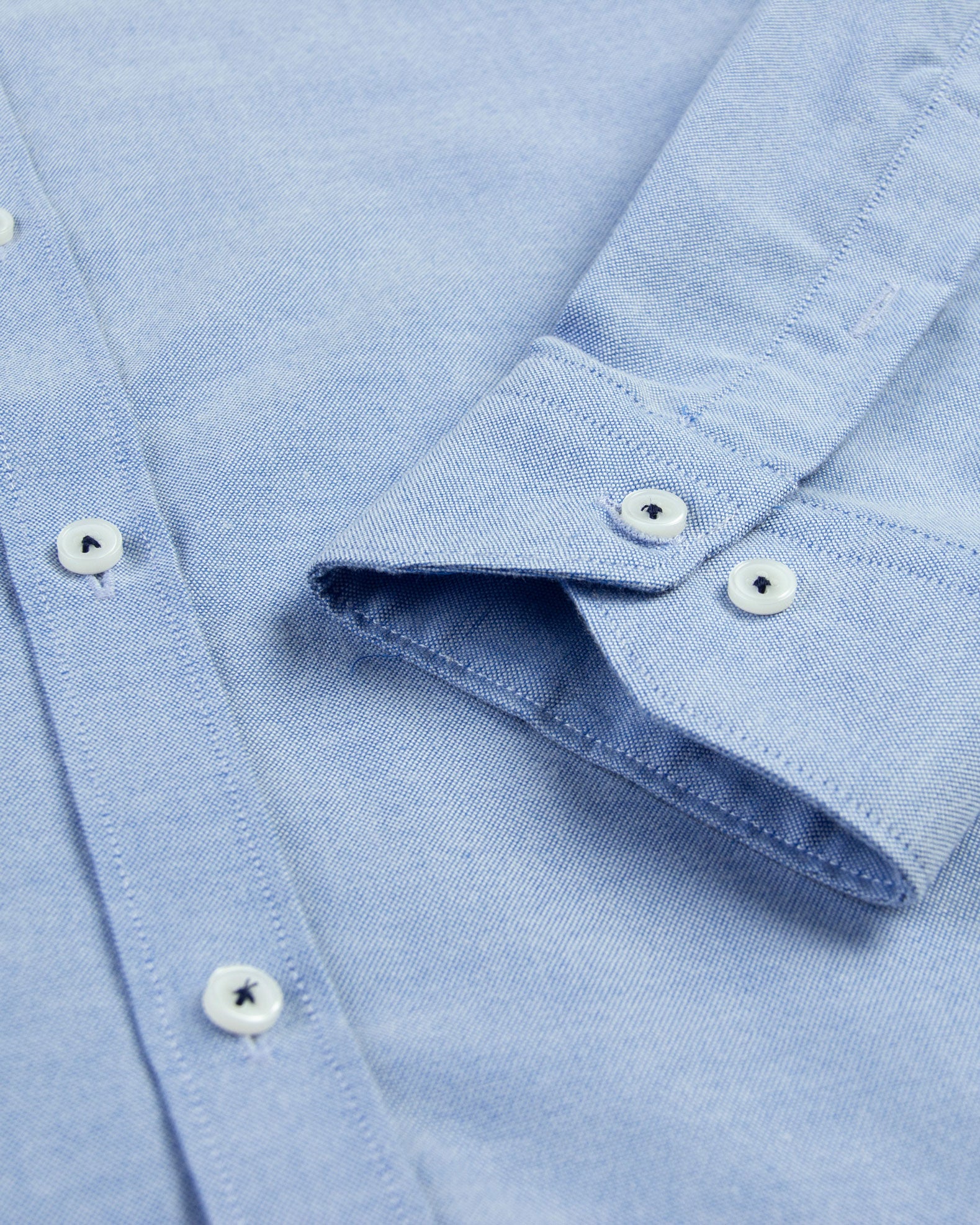 CAMISA OXFORD BOTÓN CONTRASTE ALGODÓN AZUL_01384