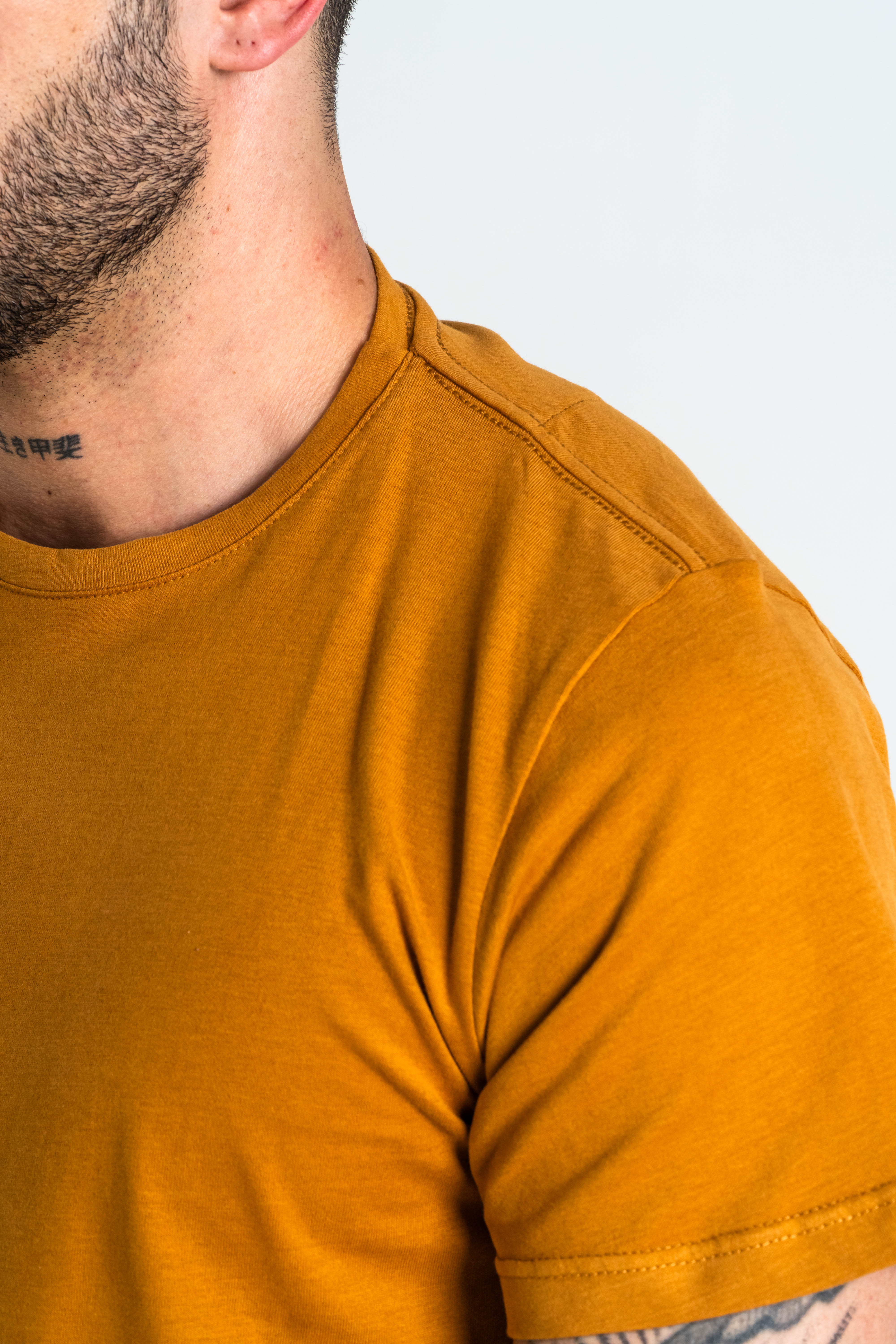 CAMISETA BÁSICA ALGODÓN MOSTAZA_04079