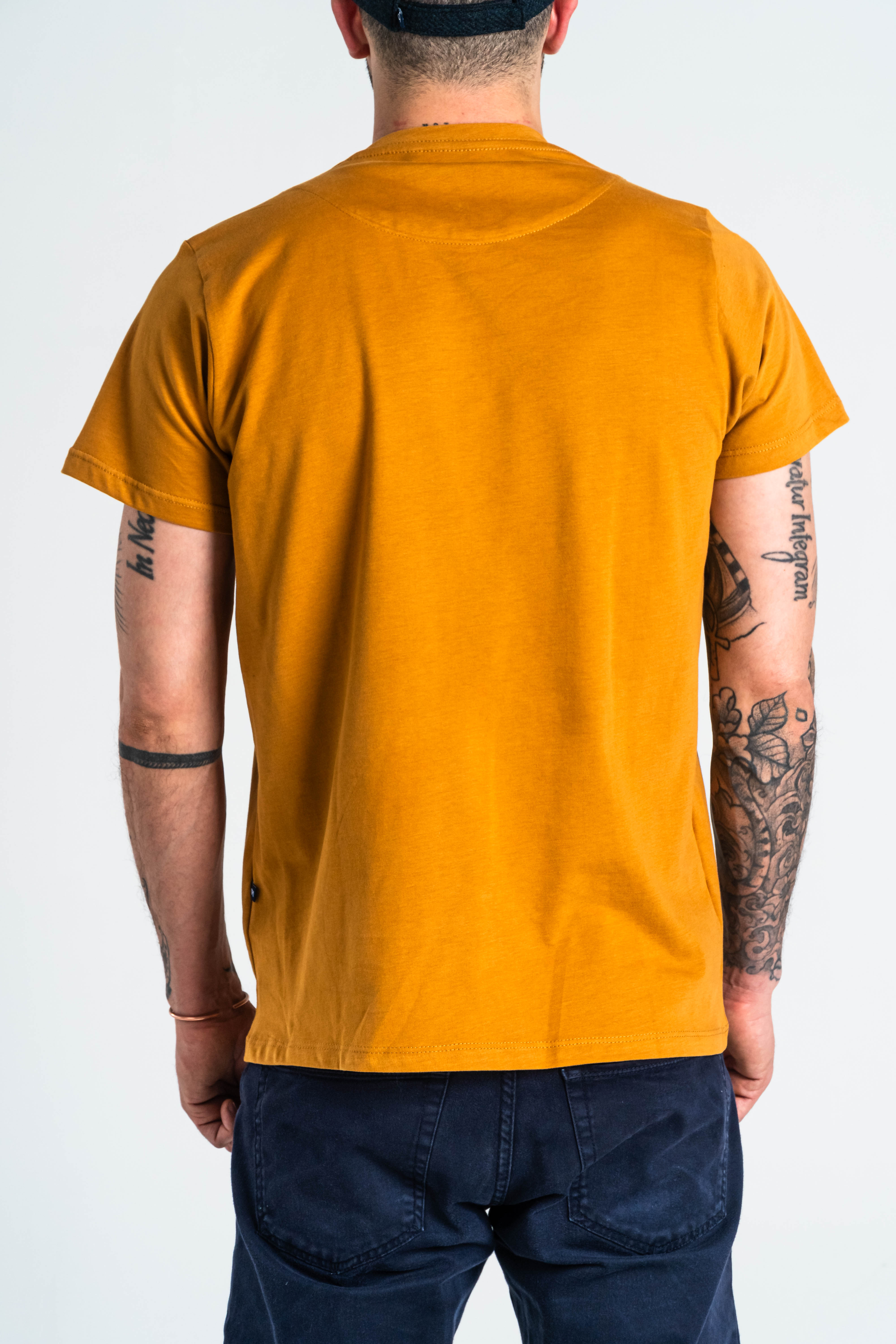 CAMISETA BÁSICA ALGODÓN MOSTAZA_04079