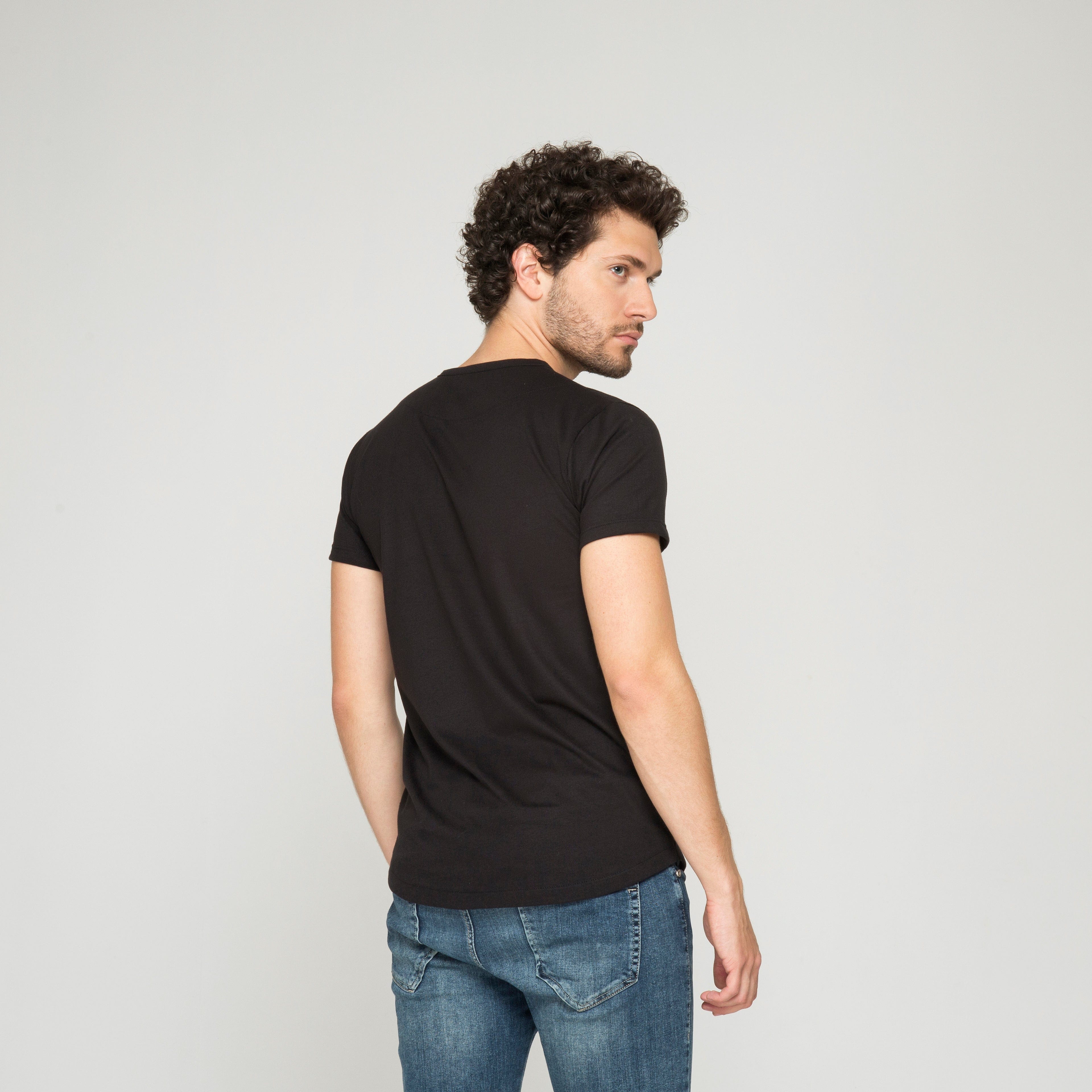 CAMISETA HENLEY ALGODÓN NEGRO_04112